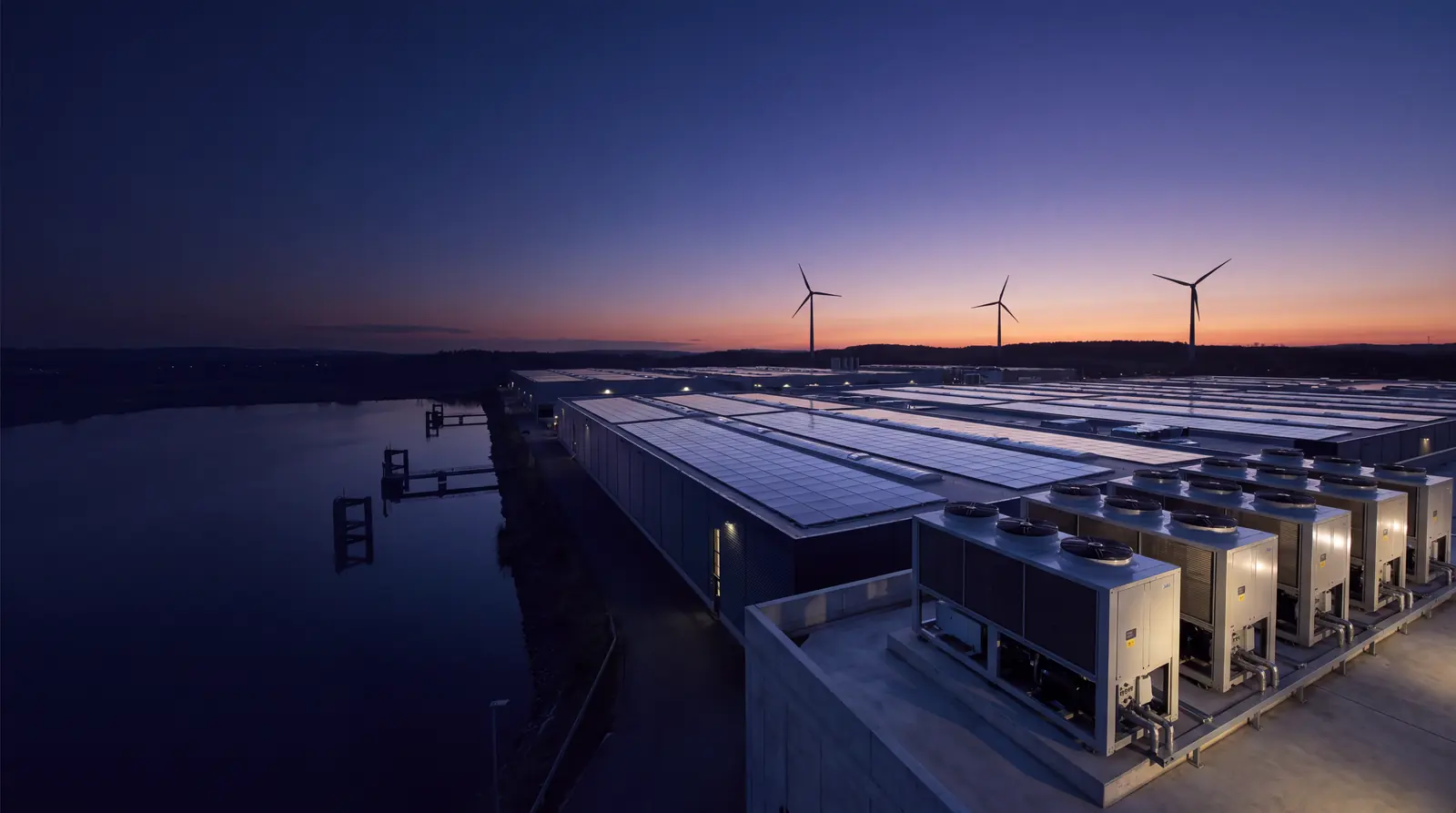 Site industriel décarboné au coucher du soleil