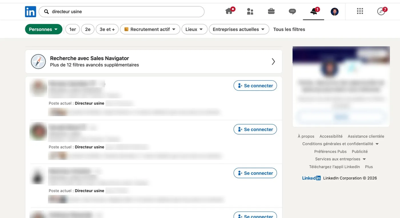 Recherche « directeur usine » : filtres de relation (1er, 2e, 3e et +), Lieux, Entreprises actuelles, Tous les filtres. Identités floutées.